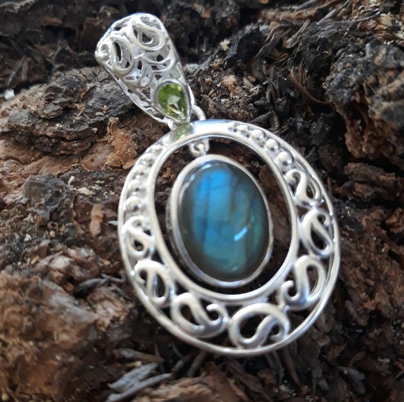 Sterling Silver Blue Labradorite Pendant - Picture 11 of 15
